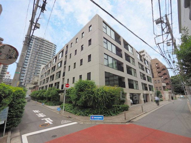 【外観】 | ファインレジデンス三田 | 港区三田5丁目に建つ「ファインレジデンス三田」。地上5階建・総戸数66戸のマンションです。