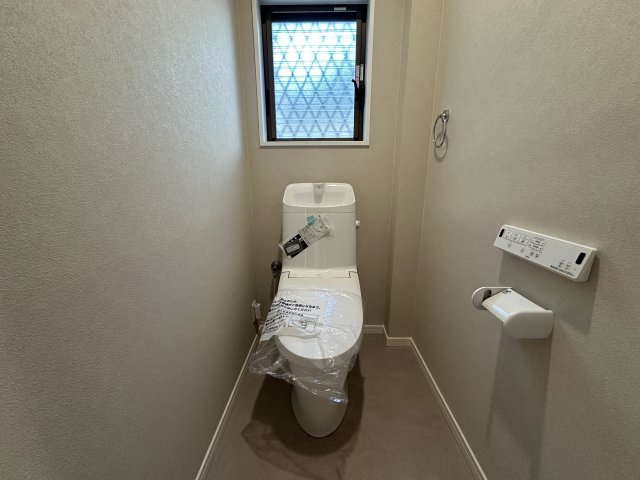 明石市魚住町錦が丘１丁目戸建のトイレ