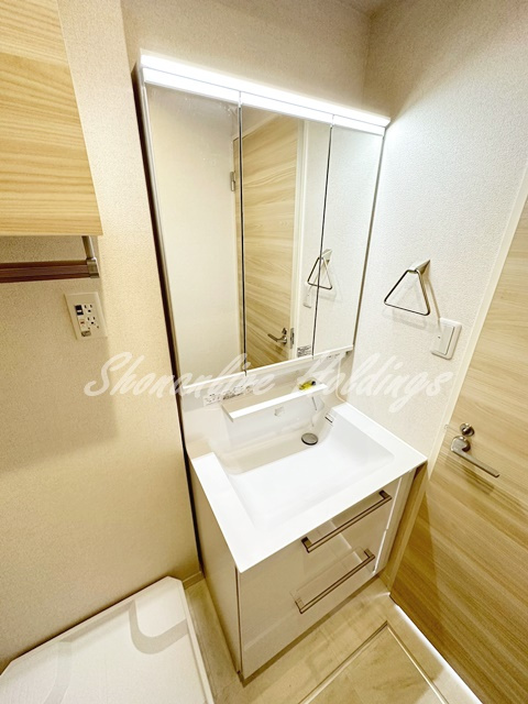 シャーメゾンゆめが丘壱番館の洗面所|人気の三面鏡独立洗面台付き♪