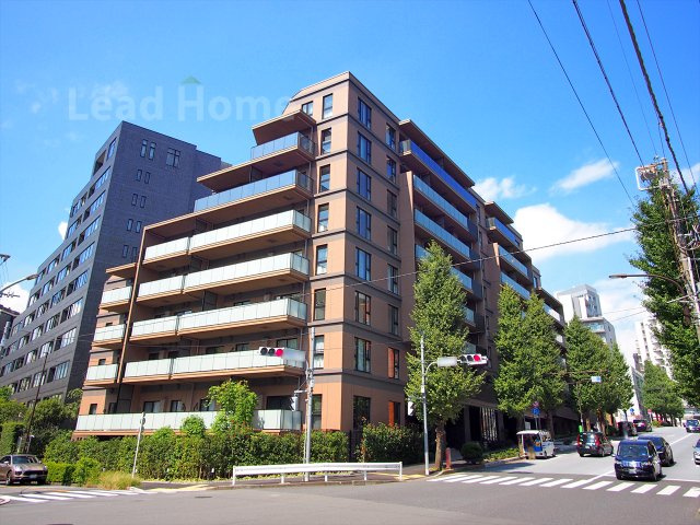 【外観】 | 常盤松ハウス | 港区南青山7丁目に建つ「常盤松ハウス」。地下1階付地上9階建・総戸数98戸のマンションです。