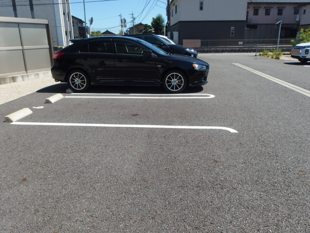 ラルーチェの駐車場