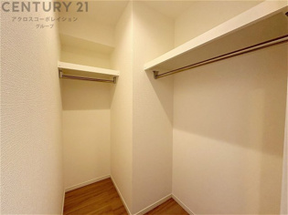収納力が高く洋服や小物を整理しやすく、更衣室のように使え、部屋がすっきり保てます。収納の配置を自由に調整でき、換気性が良く防湿・防虫対策も可能。快適で機能的な生活空間を実現できます♪
