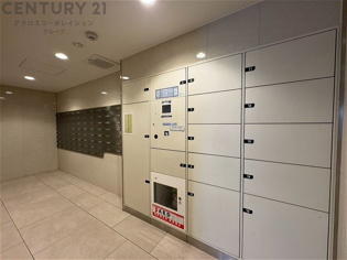 宅配ボックスは荷物の受け取りや配達が便利で安全です。不在時でも荷物が確保され、盗難や損傷のリスクが減少。受け取り時間の柔軟性が向上。外出先からでも荷物の受け取りや預けが可能となります。

