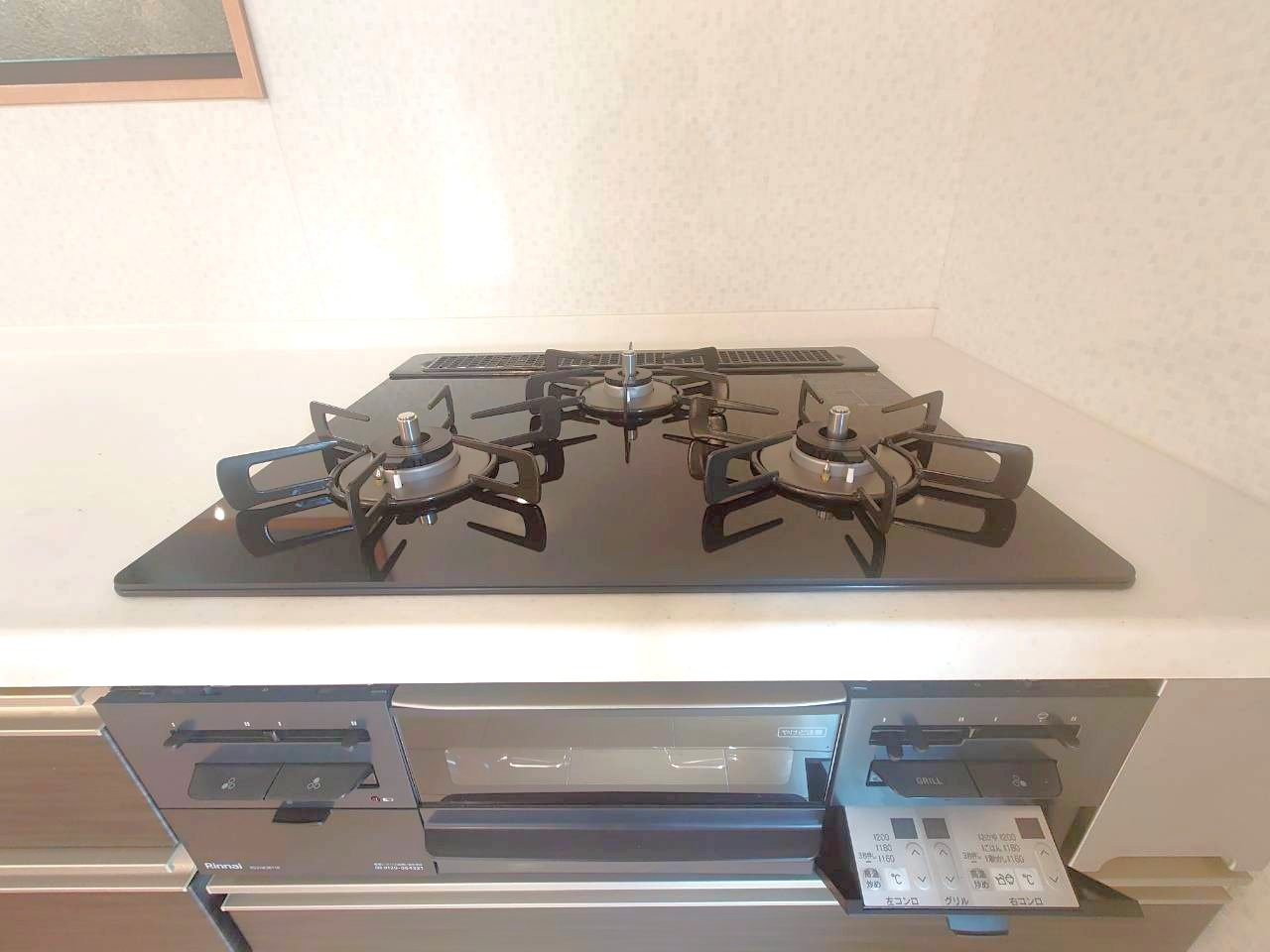 ２０２６年３月リフォーム完了◆ロフトつき収納豊富◆床暖房＆浴室サウナ付き◆南区上鳥羽西浦町のキッチン|３口ガスコンロ