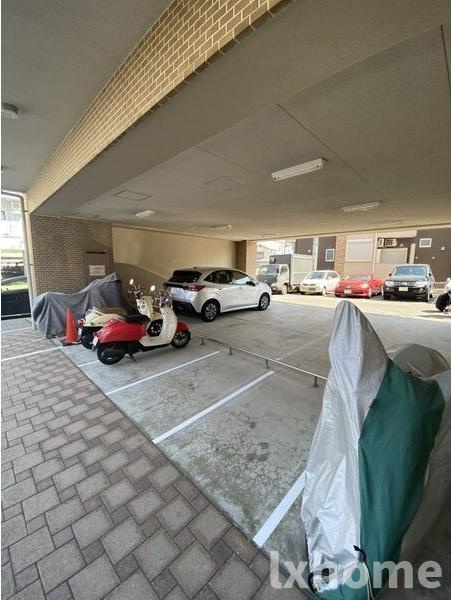 センターポイント吉志部のその他共用部分|車をお持ちの方に嬉しい駐車場付きの物件です
落ち着いた雰囲気の外観です