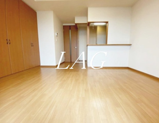 【居間・リビング】 | パイン・フィールド　 | 洋室のお部屋です。