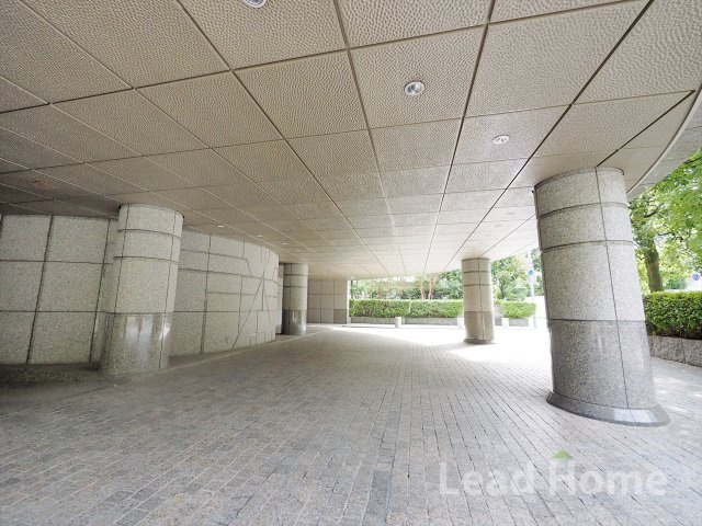 【エントランス】 | 白金ハウス | 車寄せがあり雨天時の乗降が快適で、来客対応もスムーズに行えます。