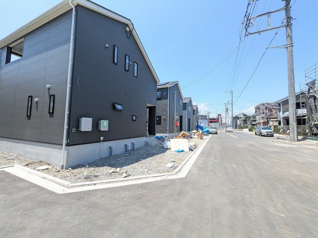 八王子市　泉町　新築一戸建て　２６期の前面道路含む現地写真|～北東側5ｍ道路に面しています～