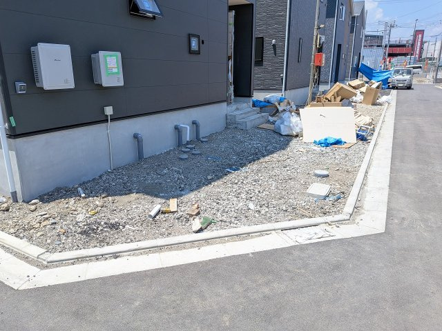 八王子市　泉町　新築一戸建て　２６期の駐車場|～建物北側・東側に2台分のカースペース～