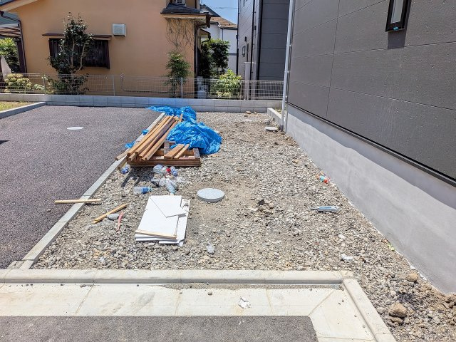 八王子市　泉町　新築一戸建て　２６期の駐車場|～建物北側・東側に2台分のカースペース～