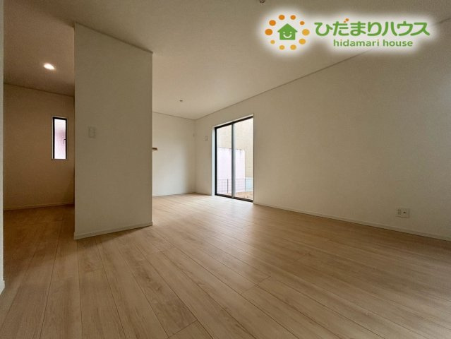 本庄市小島　第6　新築一戸建て　クレイドルガーデン　01の居間・リビング|家族が集まるリビングは広々として開放感があります！大きな窓から心地よい光が差し込み、おうち時間がより快適になります。家具の配置も自由に楽しめて、笑顔があふれる居心地の良い大空間設計になっています！
