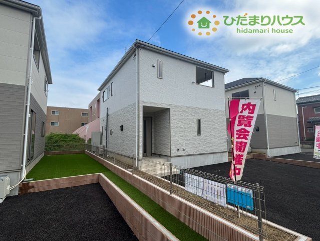 本庄市小島　第6　新築一戸建て　クレイドルガーデン　01の外観|陽当たりと解放感に恵まれた魅力的なロケーション！スタイリッシュな外観フォルムが街並みに美しく映えます。周辺環境も整っており、毎日の通勤・通学やお買い物が快適に行える便利で魅力的なお住まいです！
