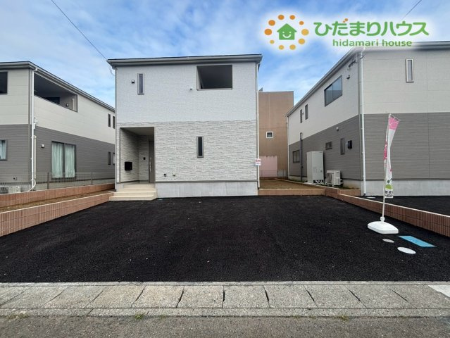 本庄市小島　第6　新築一戸建て　クレイドルガーデン　01の駐車場|お車の出し入れがスムーズに行える広々とした駐車スペース！ゆとりのある配置で、駐車が苦手な方でも安心して駐車できます。毎日の通勤やお買い物、休日のお出かけもストレスフリーで一気に楽しくなりますね！