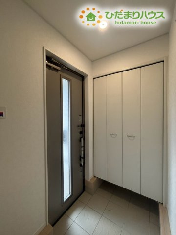 本庄市小島　第6　新築一戸建て　クレイドルガーデン　01の玄関|明るい雰囲気が家族やゲストを優しく迎える玄関スペース！ゆとりある設計でベビーカーや大きな荷物の持ち込みもラクに行えます。使い勝手の良いシューズボックスも備わり、快適な毎日をアシストしてくれます！