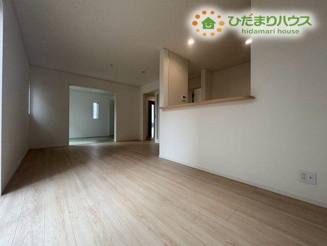 本庄市小島　第6　新築一戸建て　クレイドルガーデン　01の居間・リビング|陽当たり良好で居心地のいいリビングダイニングです！木の温もりを感じる落ち着いた内装デザインで、リラックスしたひとときを過ごせます。ご家族みんなでゆったり食卓を囲める快適な空間に仕上がっています！