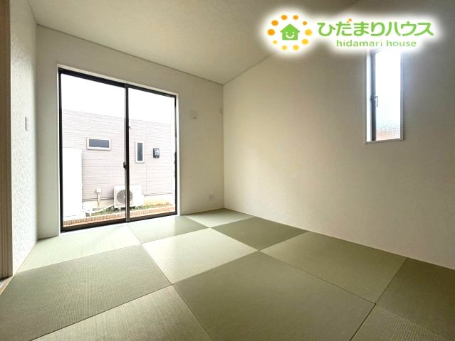 本庄市小島　第6　新築一戸建て　クレイドルガーデン　01の和室|ほっと一息つける落ち着いた雰囲気のモダンな和室空間！お子様の遊び場やお昼寝スペース、来客時のおもてなしなど多目的に大活躍します。畳の香りに包まれながらリフレッシュできる使い勝手の良いお部屋です！