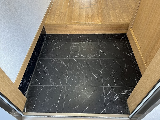 西里ハイツ Bの玄関