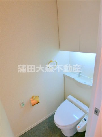 パークタワー東京フロントのトイレ|吊戸棚収納と温水洗浄便座付きのトイレ