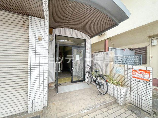 ハイツ五條のエントランス