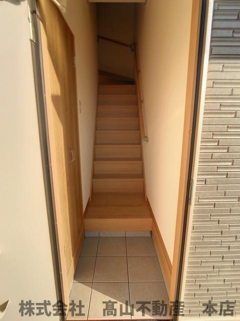 ラフォーレさつき九番館の玄関