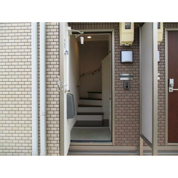 レフィナード橋目町Bの玄関