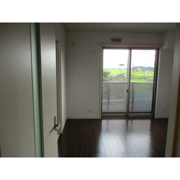 レフィナード橋目町Bの居間・リビング