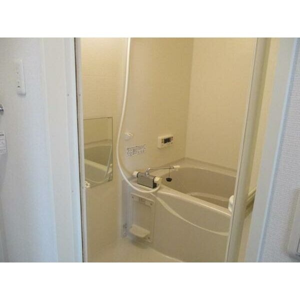 レフィナード橋目町Bの浴室