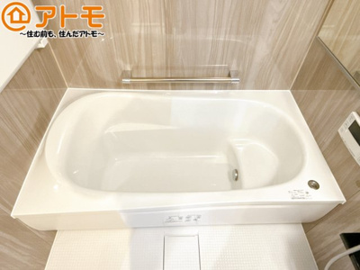 【浴室】 | サーパス草薙運動場前 | お子様やお年寄りが使いやすいだけでなく、半身浴にも便利なベンチタイプの湯舟です。お湯の節約にも！