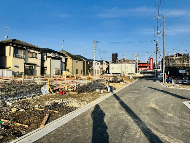 八王子市　泉町　新築一戸建て　２６期の前面道路含む現地写真|～北東側5ｍ道路に面しています～
