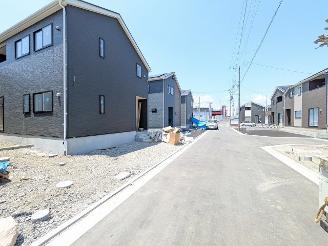 八王子市　泉町　新築一戸建て　２６期の前面道路含む現地写真|～北東側5ｍ道路に面しています～
