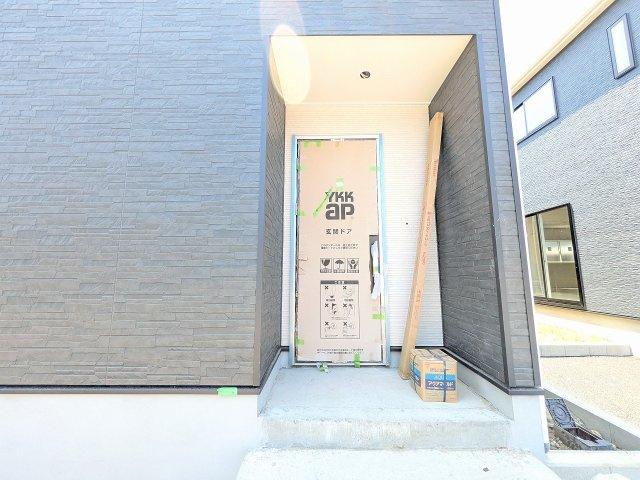 八王子市　泉町　新築一戸建て　２６期の玄関|～玄関は安心のWロックキーを採用～