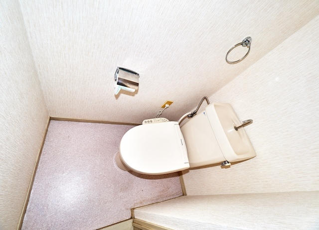 タウンハウス伊川谷のトイレ|温水洗浄便座は残置物で撤去予定です。