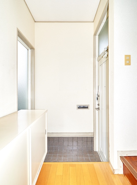 タウンハウス伊川谷の玄関|今のところシューズボックスあります