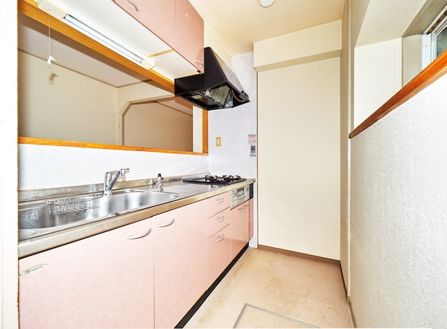 タウンハウス伊川谷のキッチン|3帖カウンターキッチンにシステムキッチン