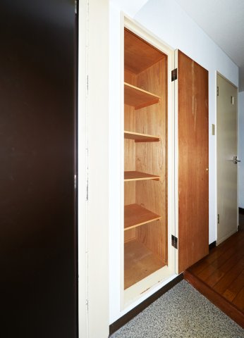 エスポワール大津和の収納|玄関の扉付収納棚