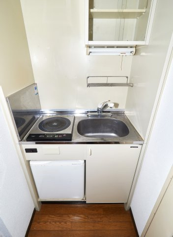 エスポワール大津和のキッチン|IHコンロ。画像の冷蔵庫は付属しません