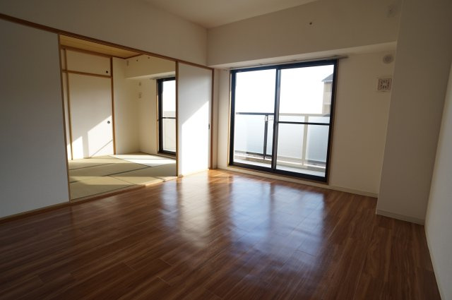 パセオ清荒神１番館の居間・リビング