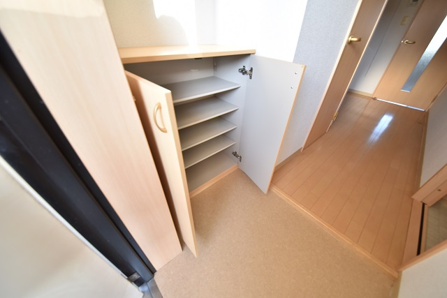 呉市西中央１丁目の賃貸マンションの玄関