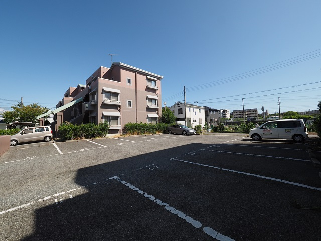 アグロスの駐車場