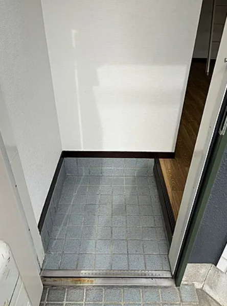 フジ・フラットの玄関