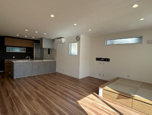 高知市一宮しなね　中古一戸建ての居間・リビング|広々LDKに小上がり畳のあるモダン邸宅