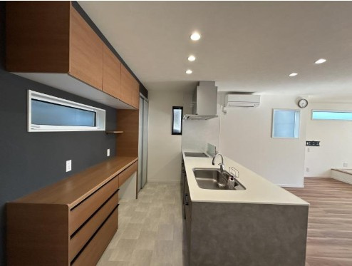 高知市一宮しなね　中古一戸建てのキッチン|背面収納充実のスタイリッシュ対面キッチン