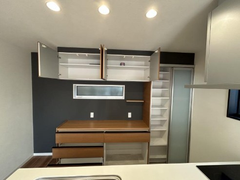 高知市一宮しなね　中古一戸建てのキッチン|収納充実のカップボード付き