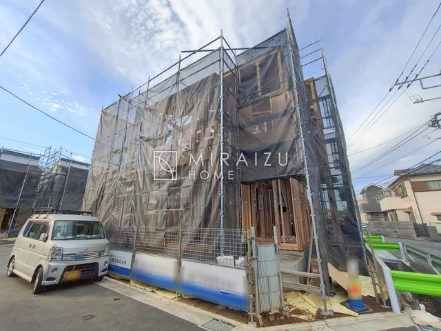 【外観】 | 青く澄み渡った綺麗な空と、陽の光をたっぷりと受ける、そんな新築住宅で新生活をスタートしてみませんか？見学・ご相談等、ミライズホーム(株)までお気軽にご連絡下さい。