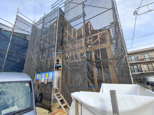 【前面道路含む現地写真】 | 陽当たりが心地の良いリビング空間です。日中はカーテンを開けて自然な光を取り込みリラックスして過ごしたいですね、照明器具もセンスの良いものを使いたいですね。