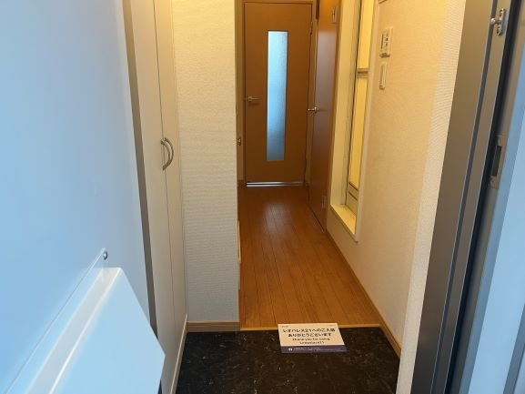 西宮市山口町上山口３丁目のアパートの玄関