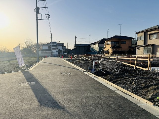 八王子市　泉町　新築一戸建て　２６期の前面道路含む現地写真|～北東側5ｍ道路に面しています～