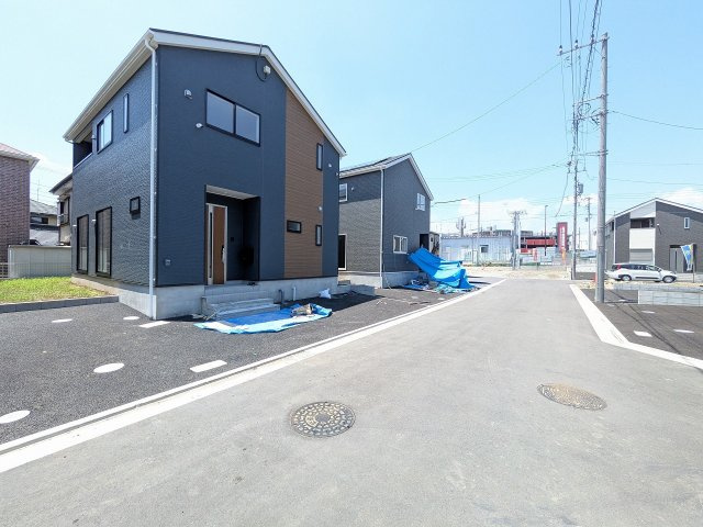 八王子市　泉町　新築一戸建て　２６期の前面道路含む現地写真|～北東側5ｍ道路に面しています～
