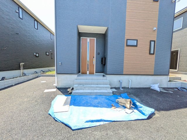 八王子市　泉町　新築一戸建て　２６期の玄関|～玄関は安心のWロックキーを採用～