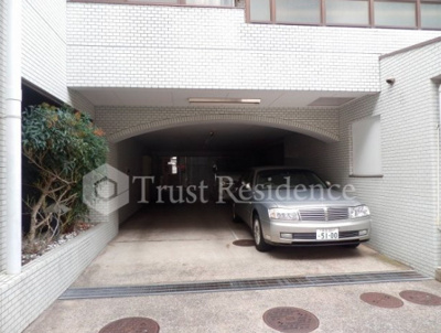 【駐車場】 | フローラ福住 | 車をお持ちの方に嬉しい駐車場付きの物件です